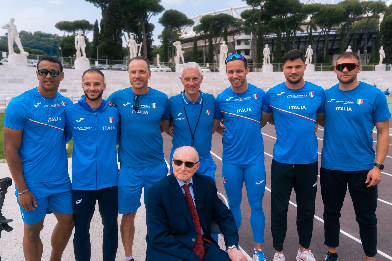 Berruti abbraccia gli azzurri delle staffette allo Stadio dei Marmi: “Auguro loro il meglio”