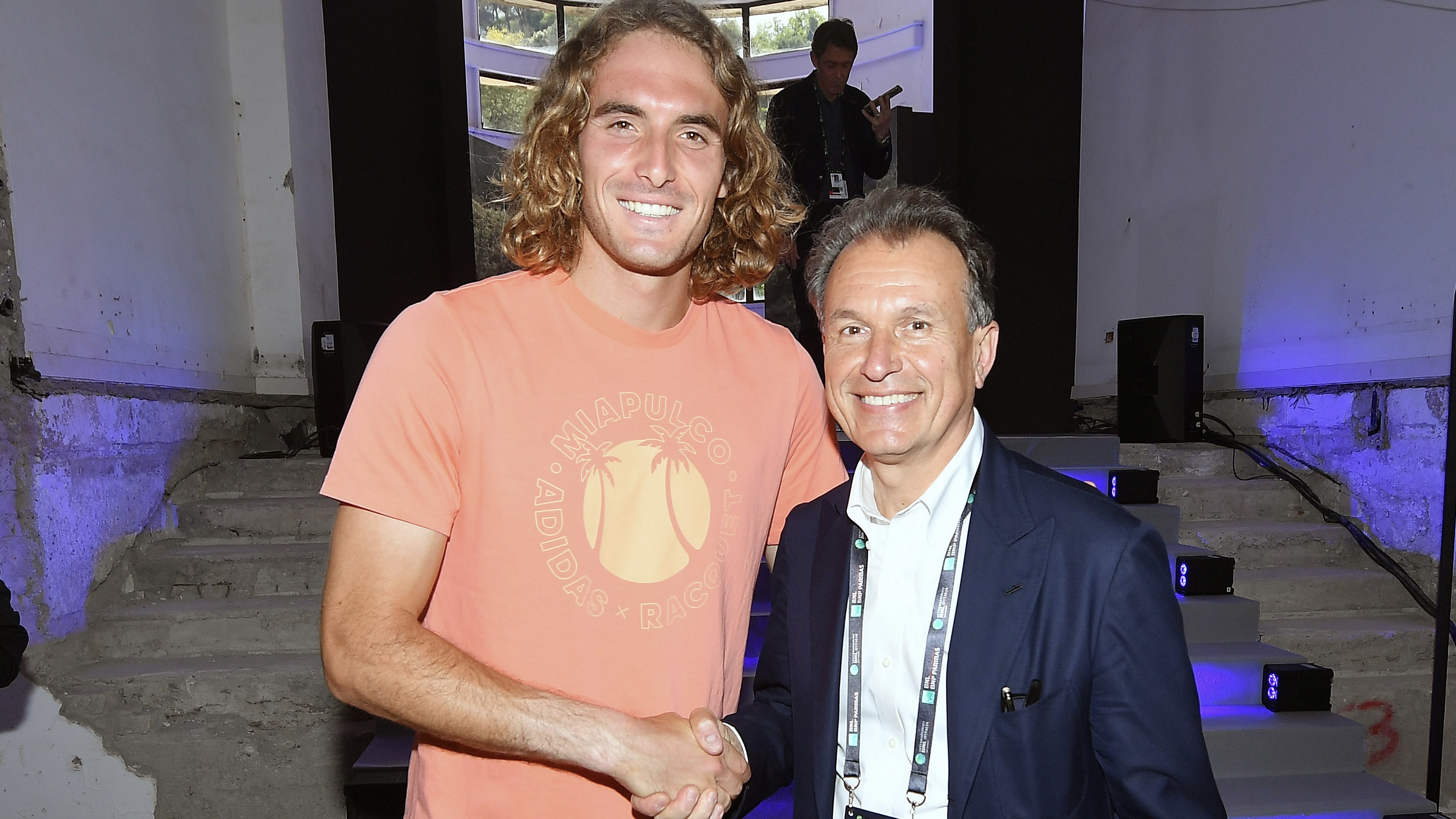 Stefanos Tsitsipas si rilassa visitando la mostra “Futura” ospitata da Sport e Salute nella Casa delle Armi. “Quest’anno qui è ancora più bello”