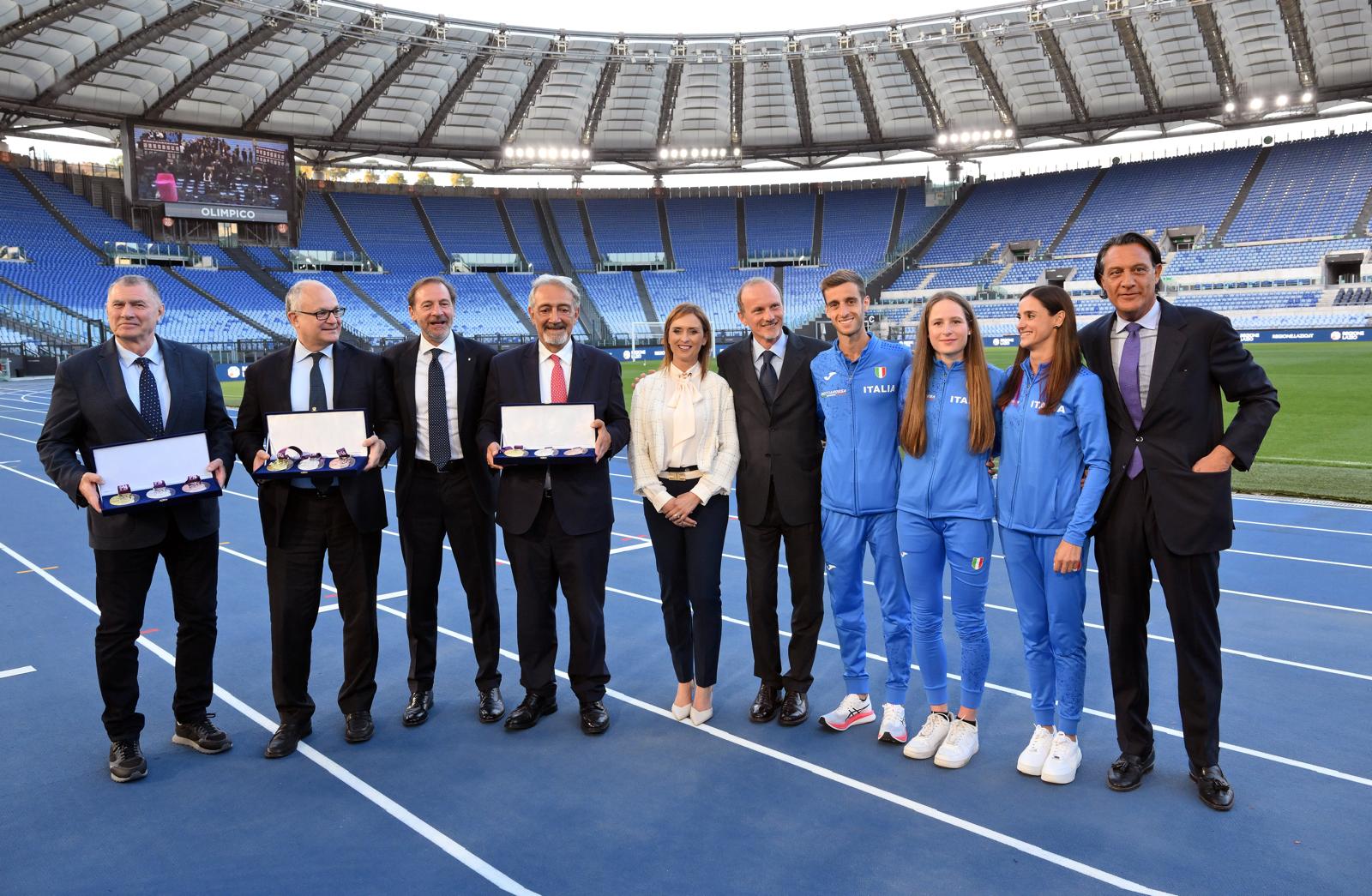 Roma 2024, un mese agli Europei d’Atletica: svelate le medaglie e la pista dell’Olimpico. Nepi: “Li renderemo magici”