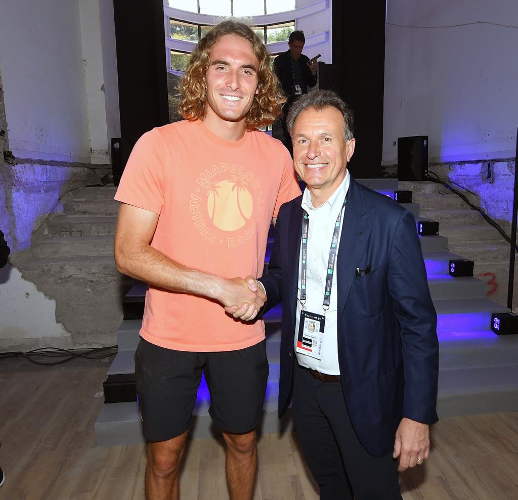 Stefanos Tsitsipas si rilassa visitando la mostra “FUTURA” ospitata da Fport e Falute nella Casa delle Armi