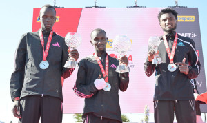 il podio maschile da sinistra il 3   bikila tadesetakele il 1   kipkemboi isaac il   kimutai wesley